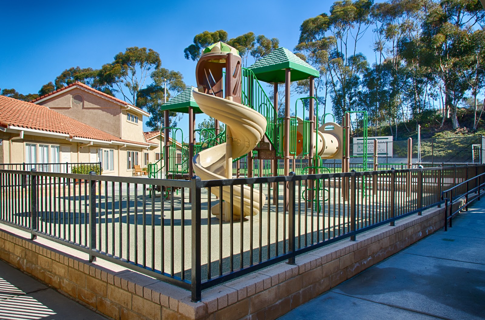 Del Mar Pines School