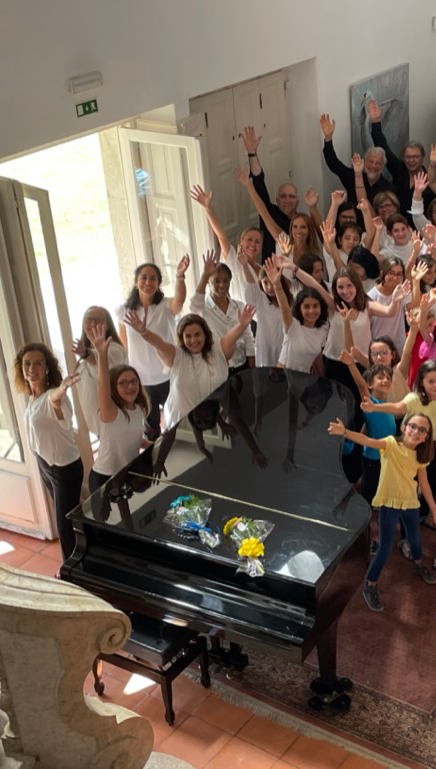 Children and adults singing in a choir at Crescendo Musical School in Oeiras