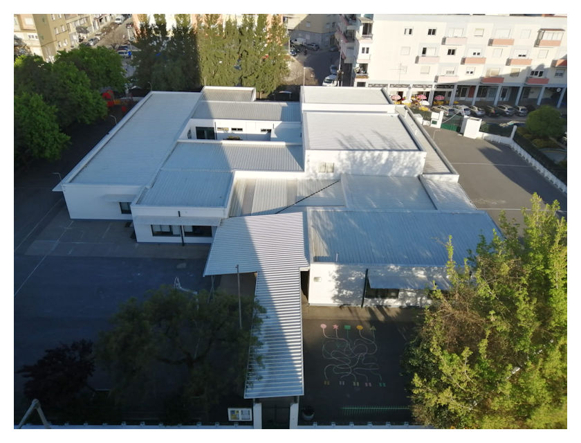 Aerial view of Escola Básica Quinta da Condessa, showcasing the school building and playground.