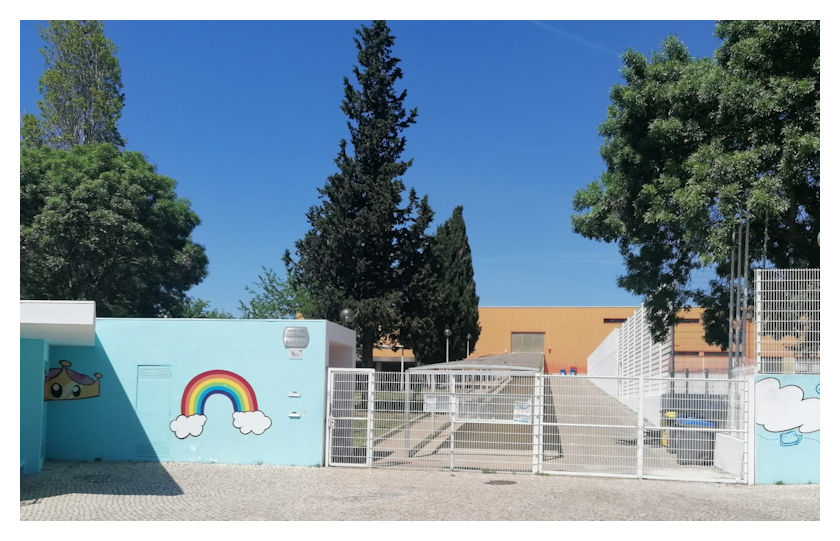 Escola Básica Quinta da Condessa entrance with rainbow mural