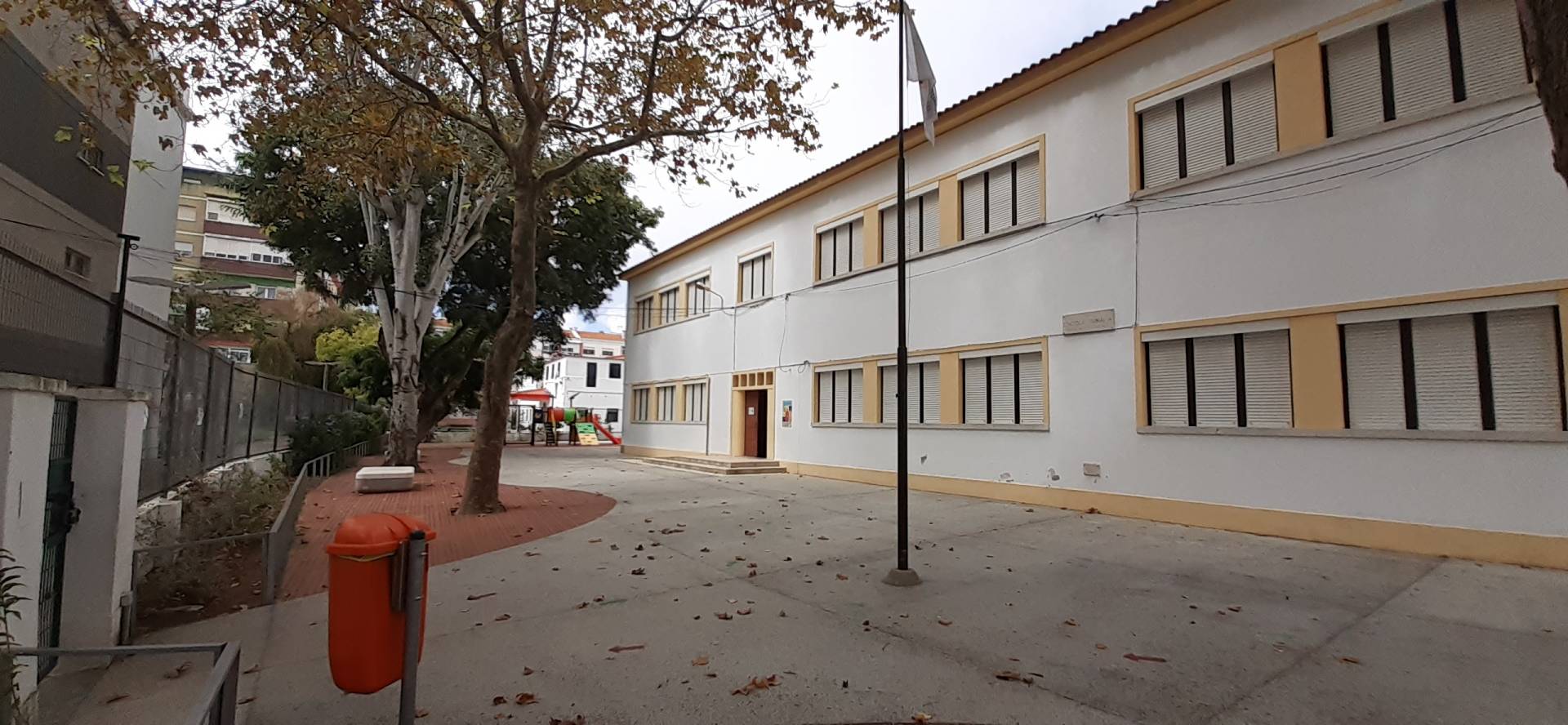 Jardim de Infância das Amoreiras school building and playground