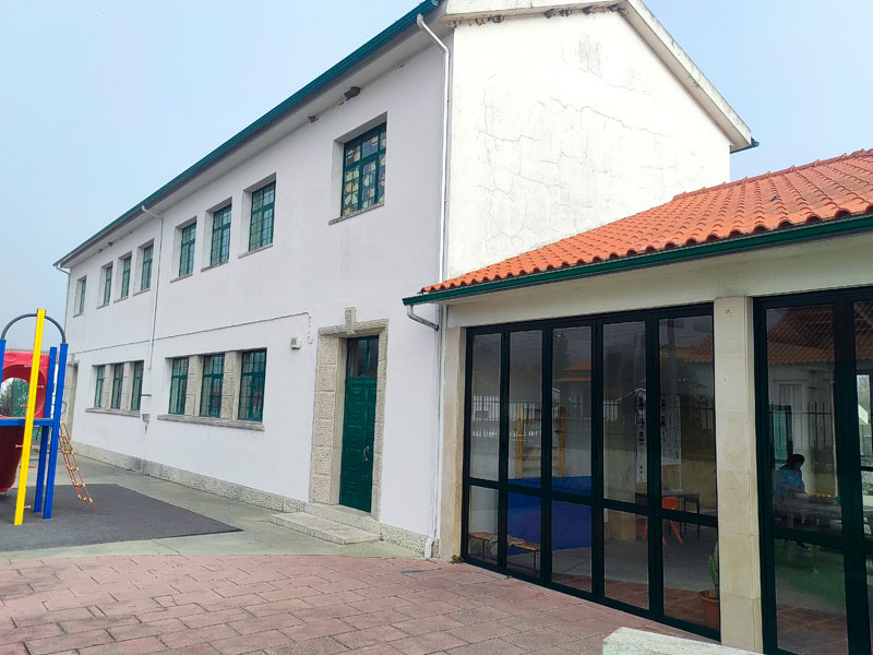 Exterior view of Jardim de Infância de Maceirinha preschool in Leiria, showing the school building, playground, and outdoor play area.