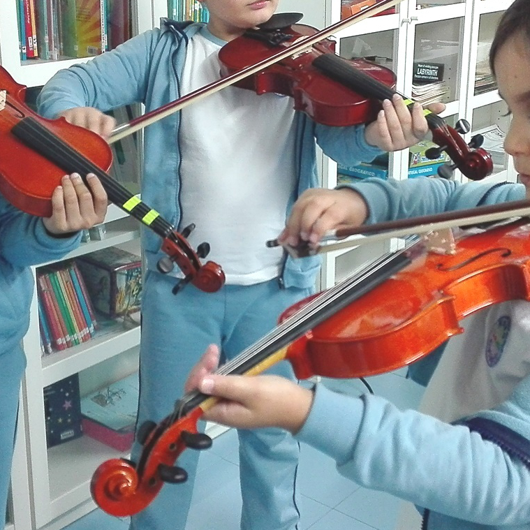 Preschool children learning to play violins