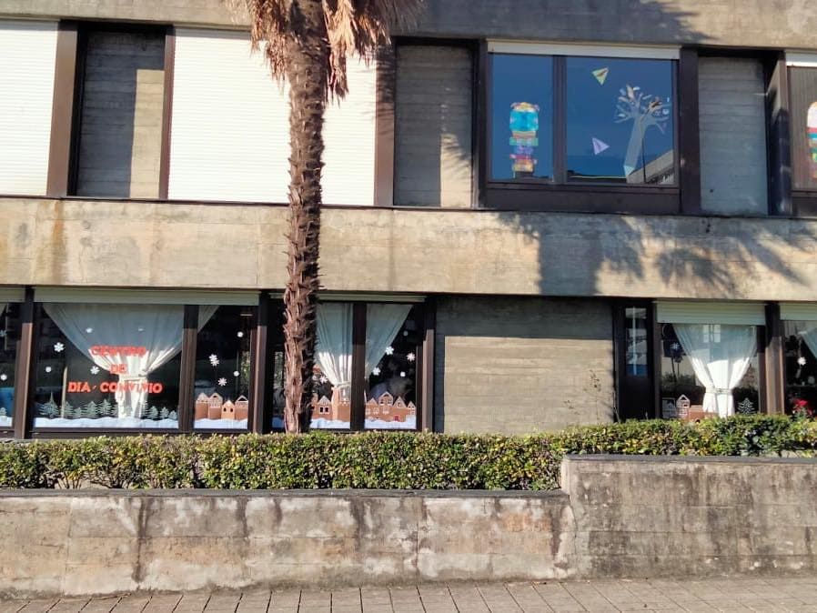 Exterior view of Centro Social Paroquial Nossa Senhora da Boavista preschool, showcasing festive window decorations.