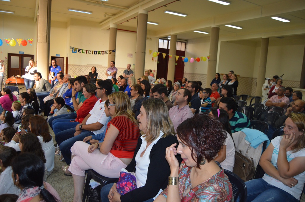 Parents and children gathered for an event at Jardim de Infância de Loureira preschool.
