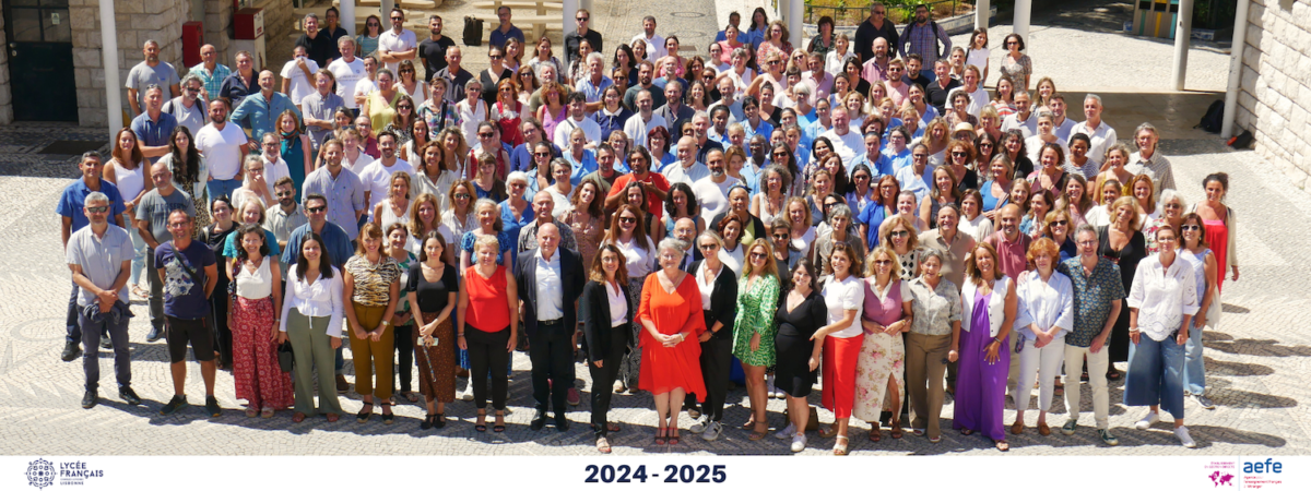 Faculty and staff of Liceu Francês Charles Lepierre posing for a group photo in the school courtyard.