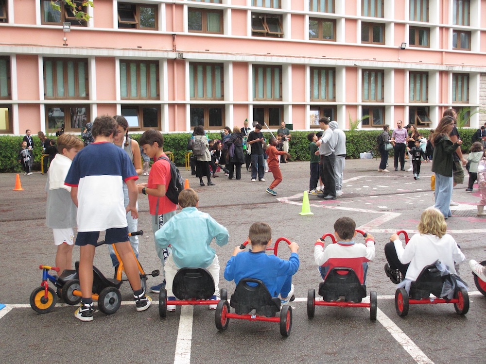 Preschool children enjoying outdoor activities at Liceu Francês Charles Lepierre