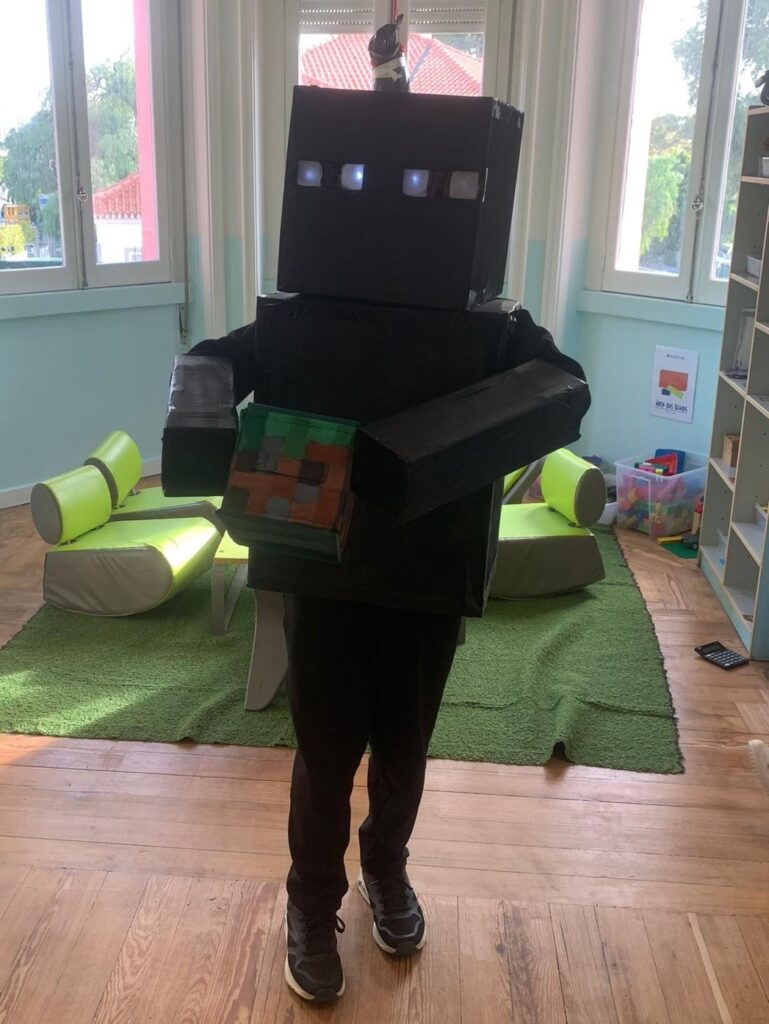 Student in Minecraft costume at Escola Raiz preschool