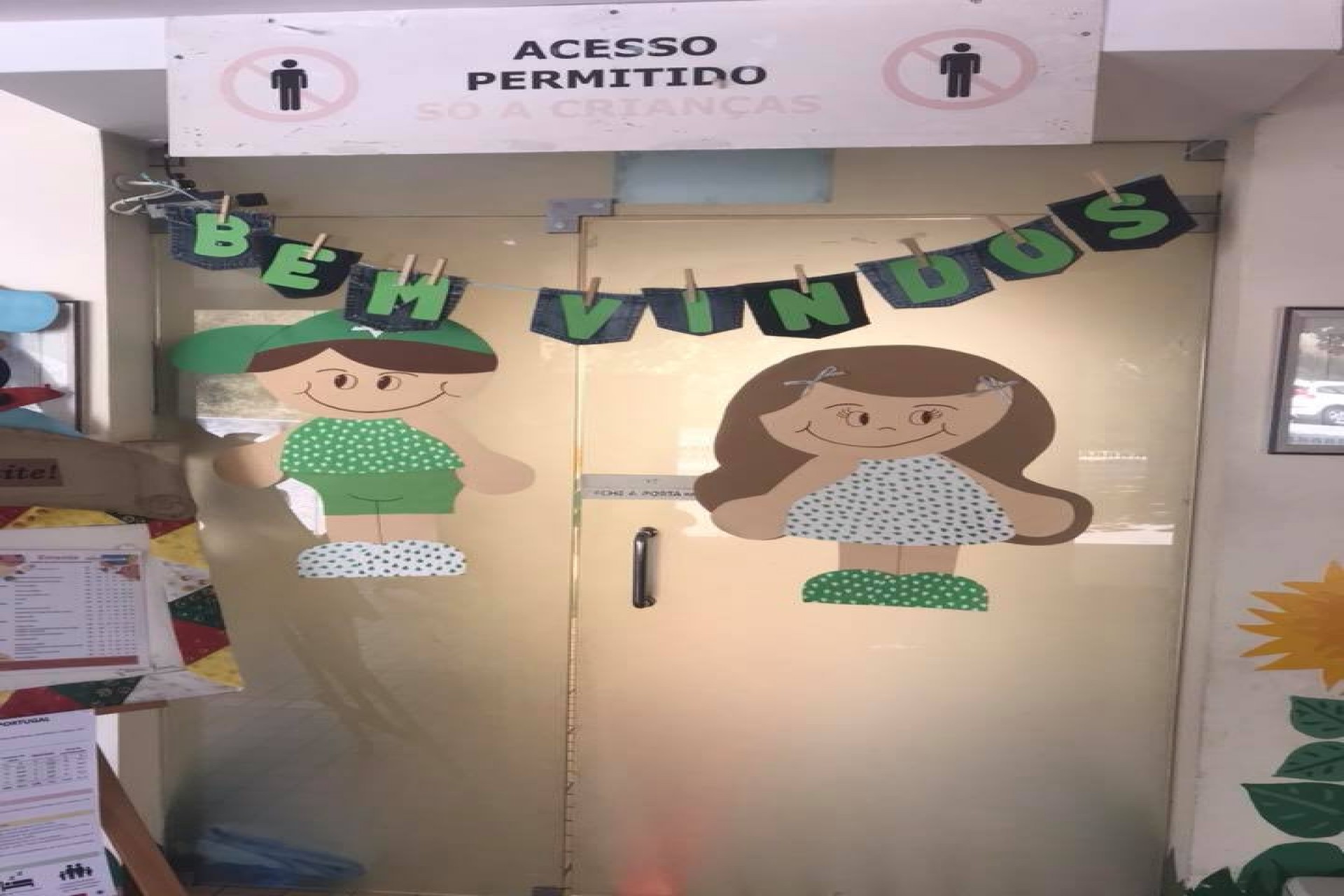 Welcome sign at the entrance of Solinorte preschool, featuring hand-drawn children and denim letters.