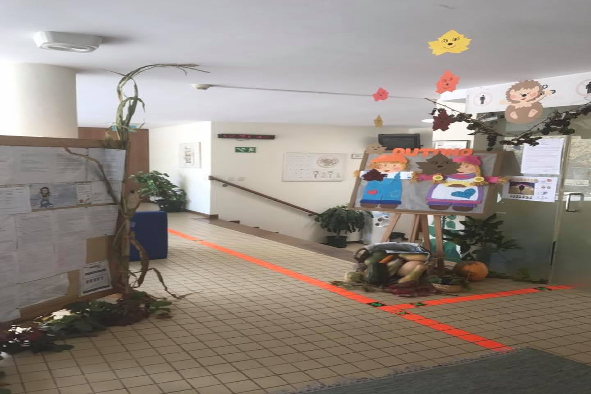 Autumn decorations in the Solinorte preschool hallway