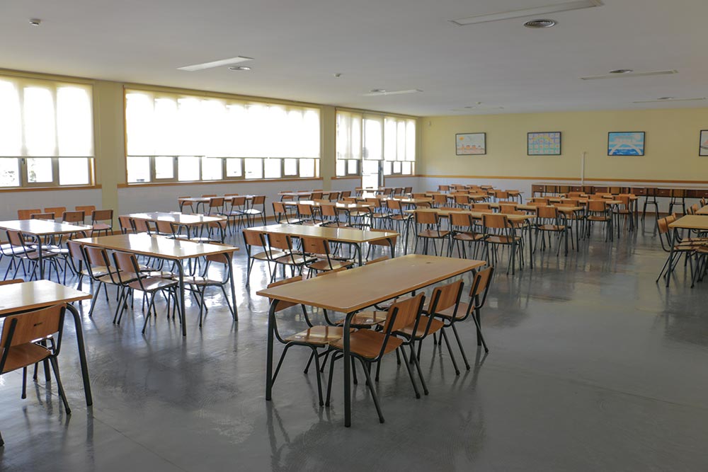 Jardim Flori school cafeteria with many tables and chairs
