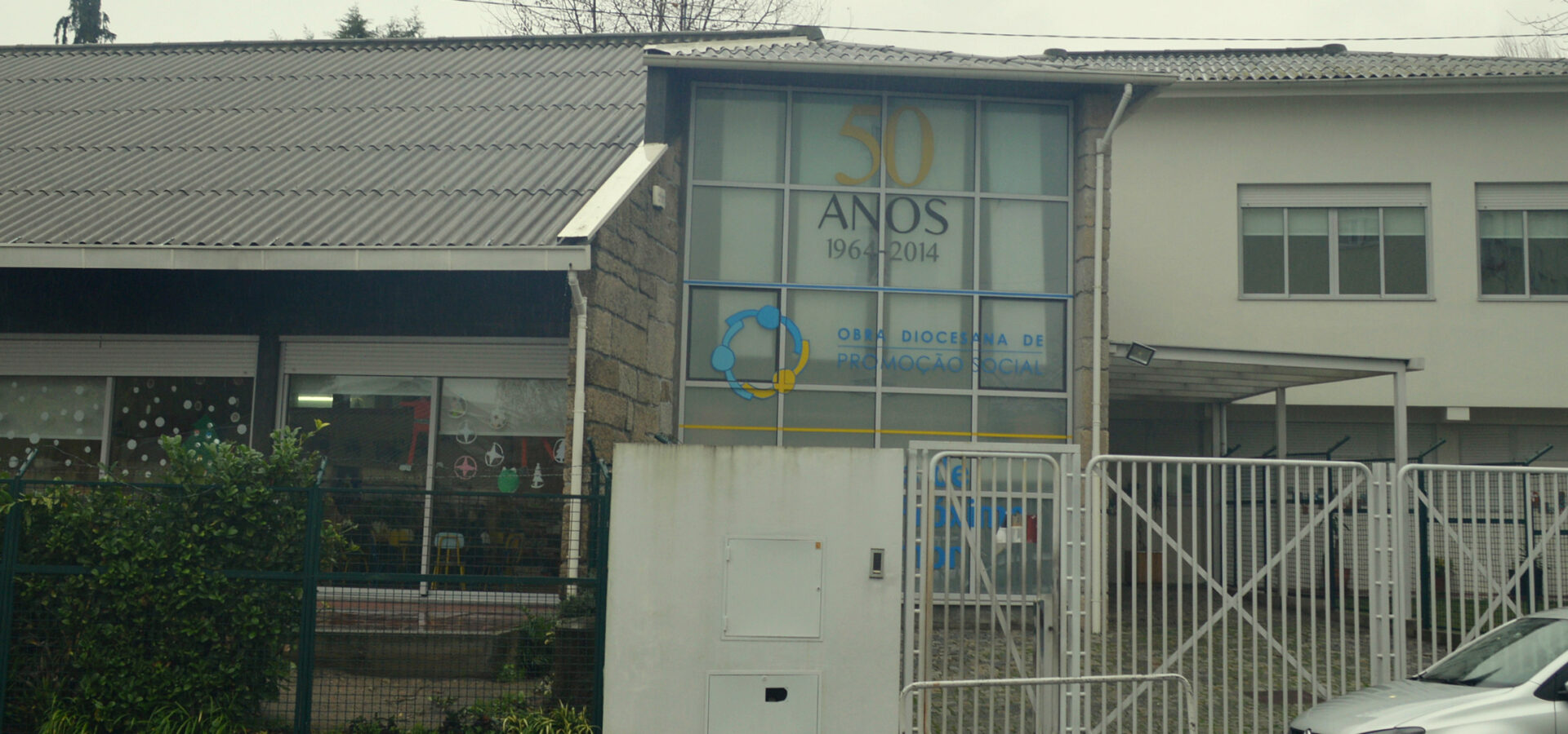 Exterior view of ODPS S. Roque Da Lameira preschool and daycare, showing the building and playground