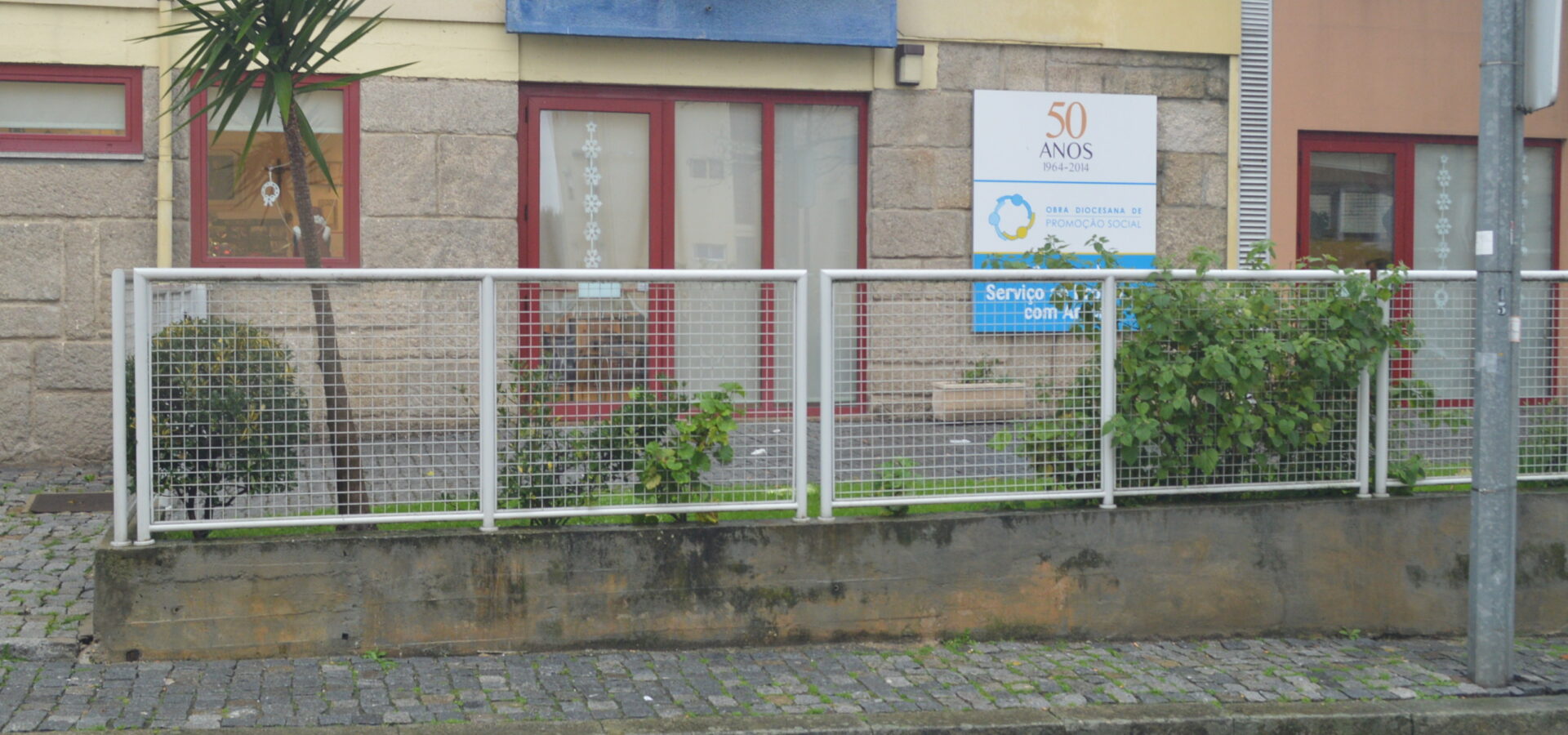 Exterior view of ODPS S. Roque Da Lameira preschool and daycare, showing the building's facade and a small section of the surrounding grounds.