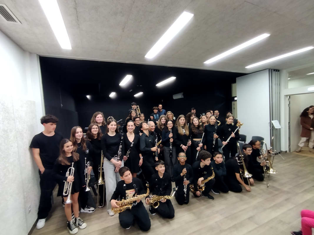 Students in a music class at Jardim de infância do Conservatorio de Musica de Sintra playing various instruments