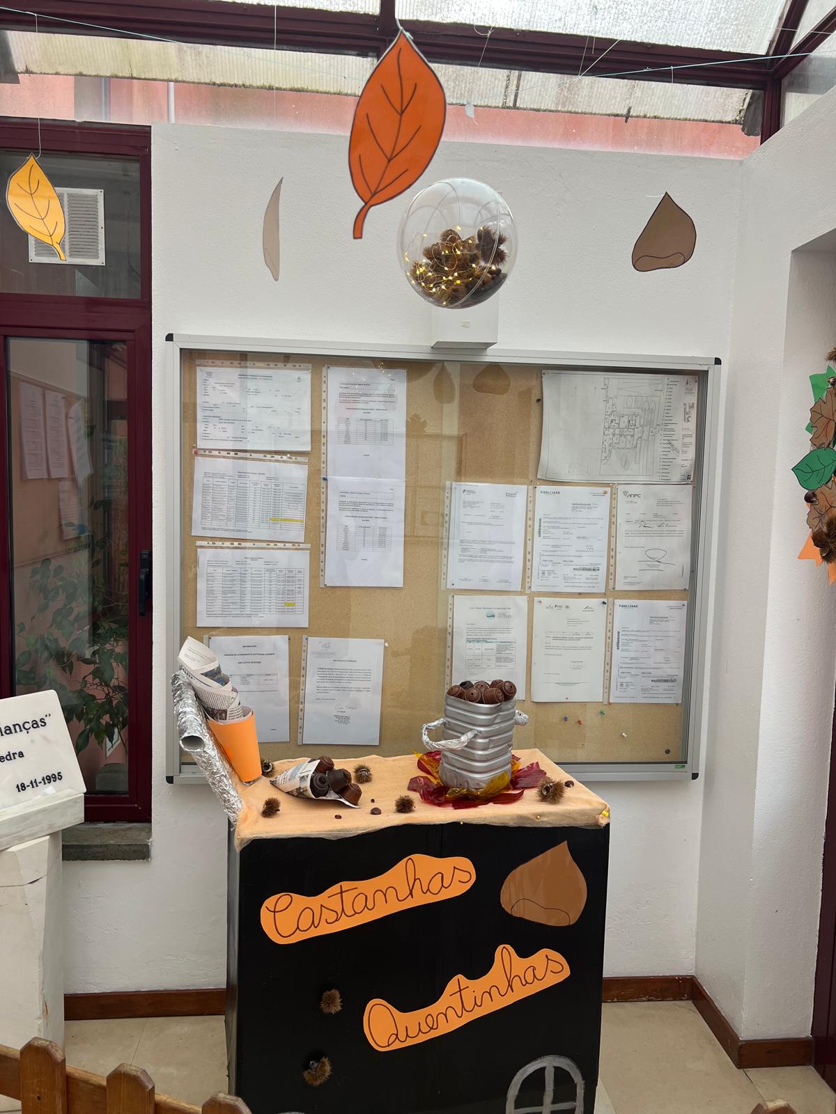 Autumnal decoration with chestnuts at Infantário Popular de Sintra