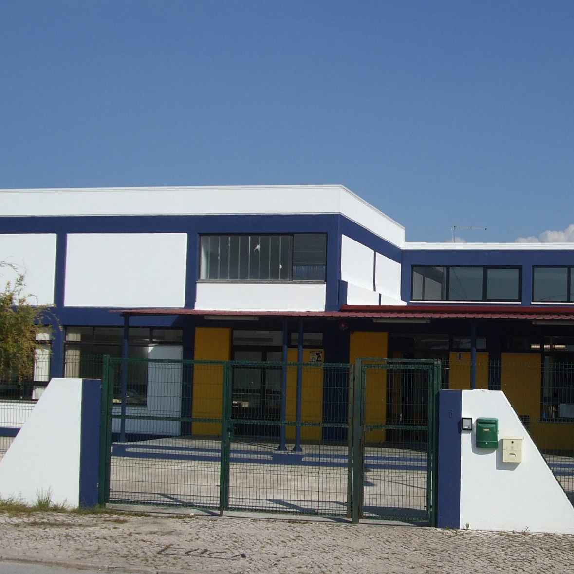 Escola Básica e Secundária Alto dos Moinhos building