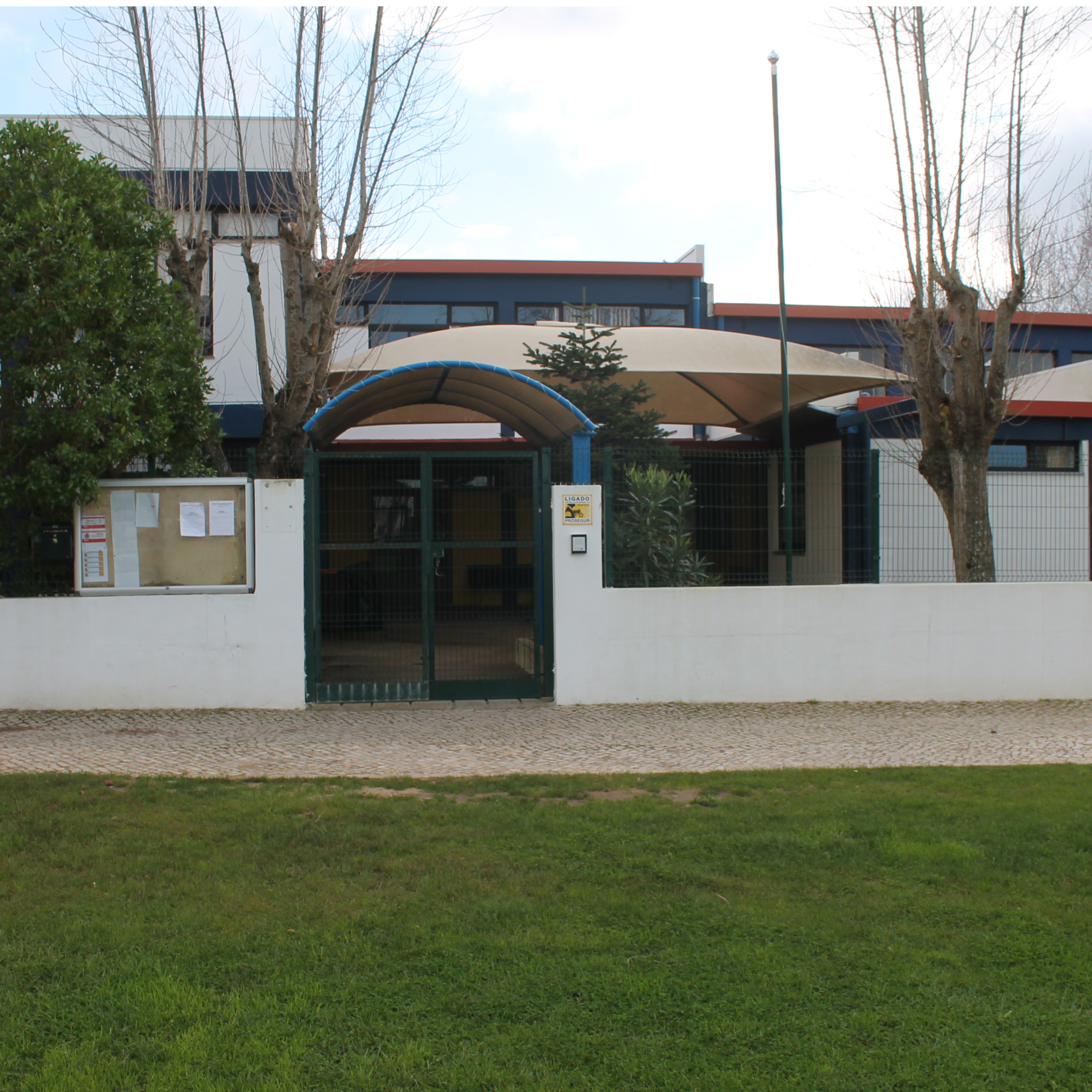 Escola Básica e Secundária Alto dos Moinhos exterior entrance