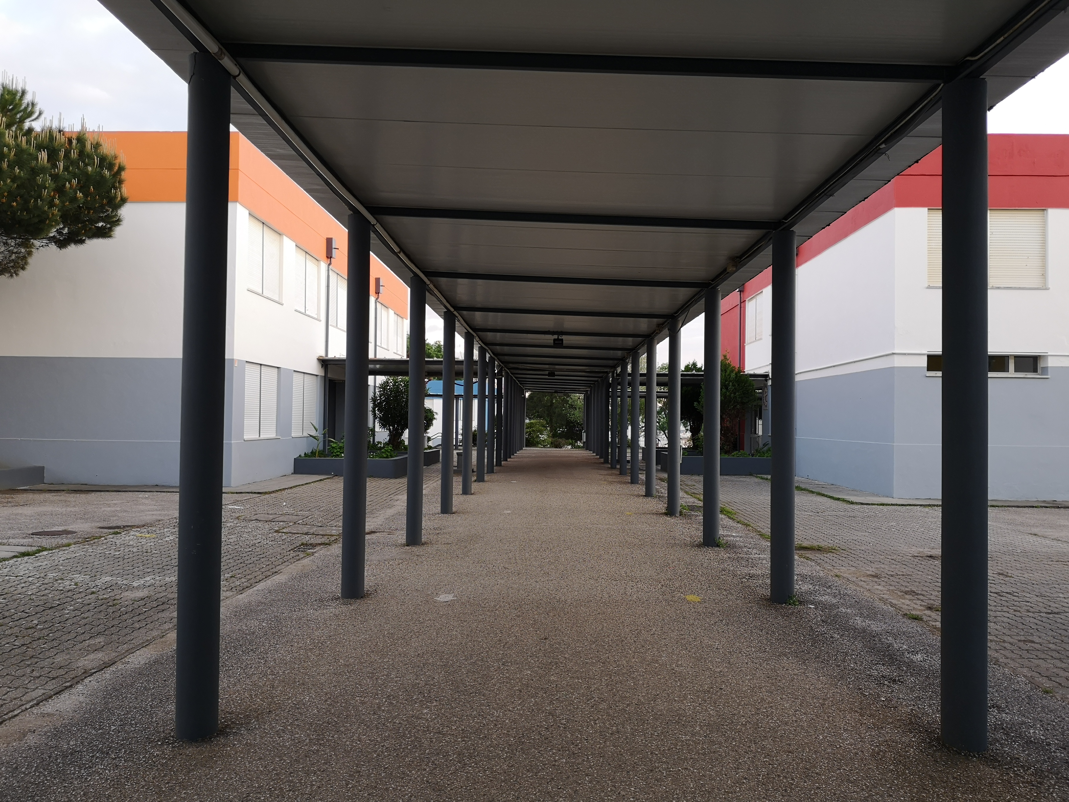 Covered walkway at Jardim de Infância das Lopas preschool