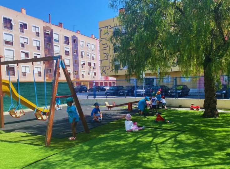 Preschool children playing on playground equipment at Colégio Herdeiros Do Futuro