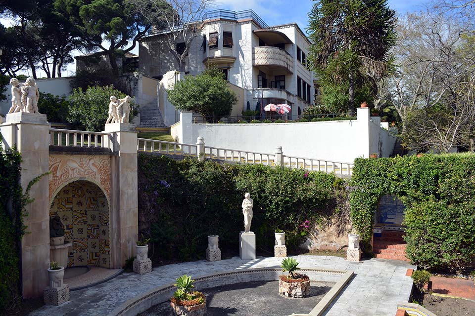 Exterior view of Creche da Pampilheira preschool, showcasing its unique architecture and landscaping.