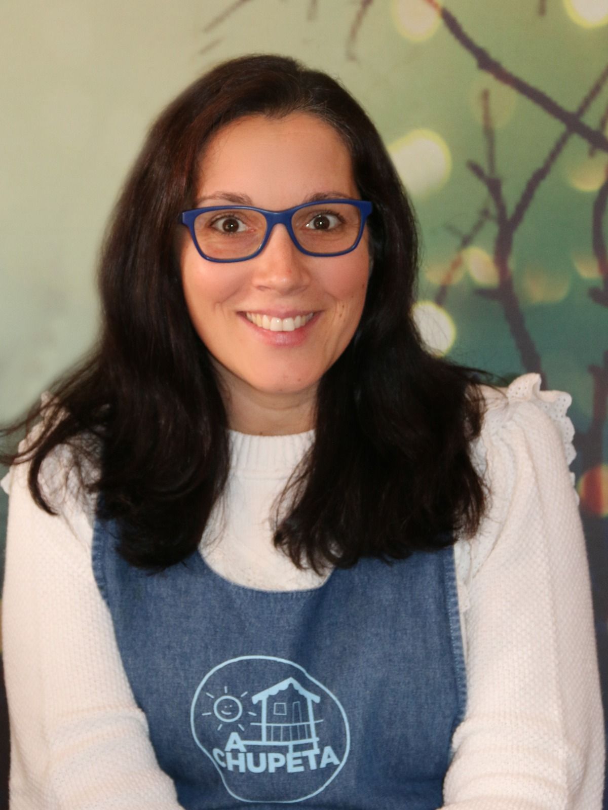 A teacher from A Chupeta-Berçario E Creche, Lda. preschool smiling at the camera