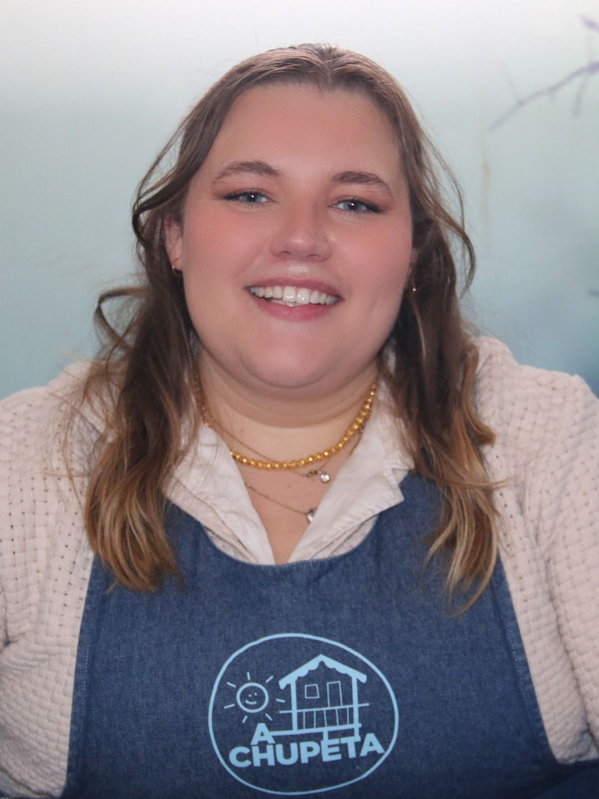 A Chupeta-Berçario E Creche, Lda. staff member wearing a school apron
