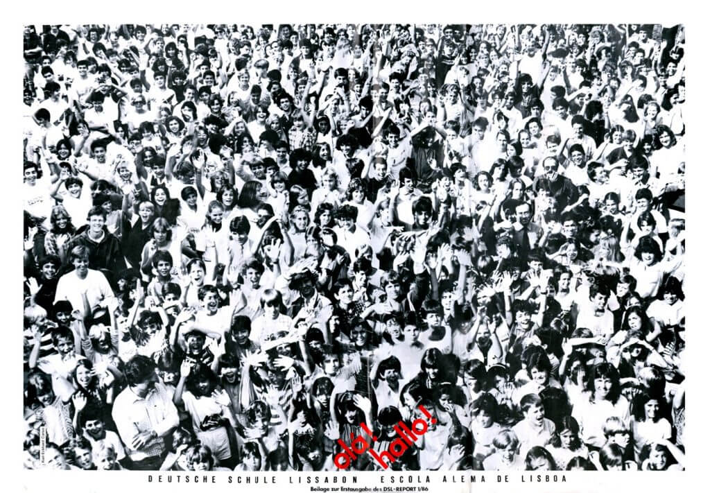 A large group of children and teachers at Deutsche Schule Lissabon.
