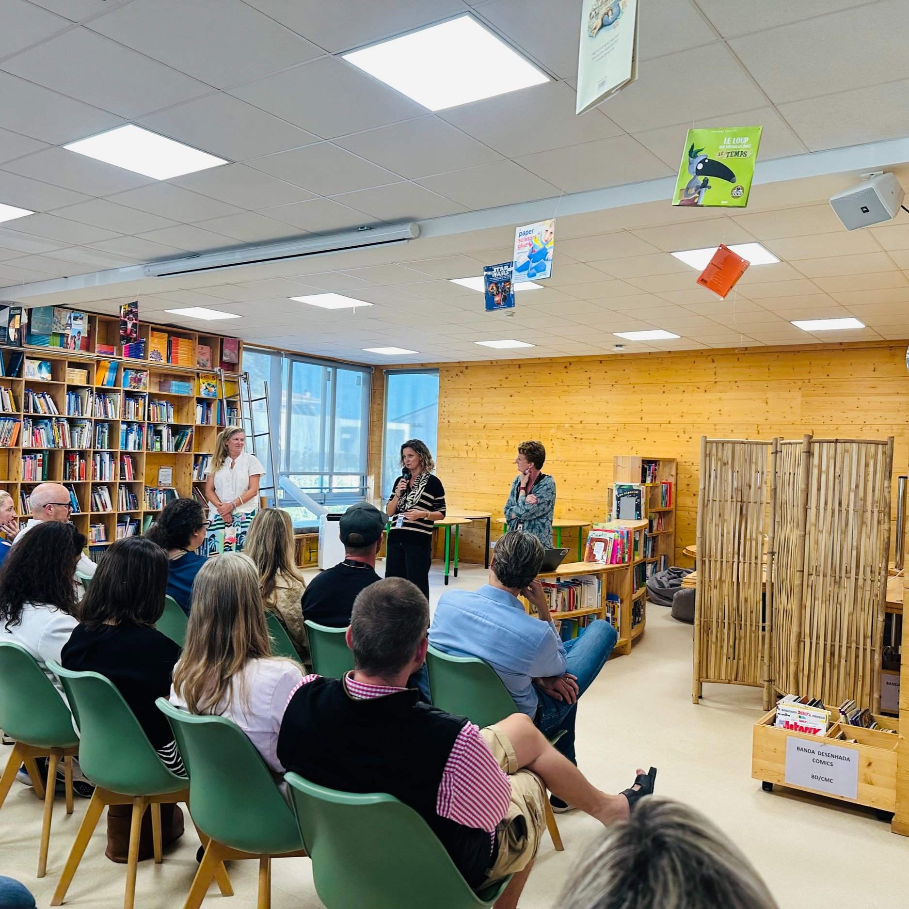 Parents and teachers attending a meeting or presentation at Aprendizes - International Active Learning School.