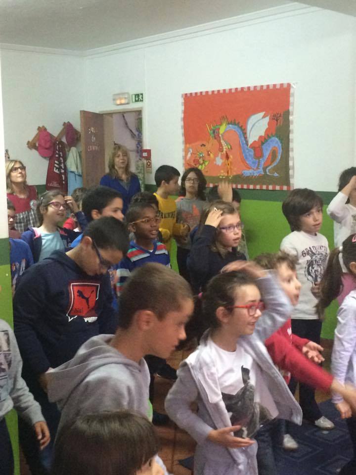 Preschool children and teachers at Jardim Infantil O Finório participate in a classroom activity.