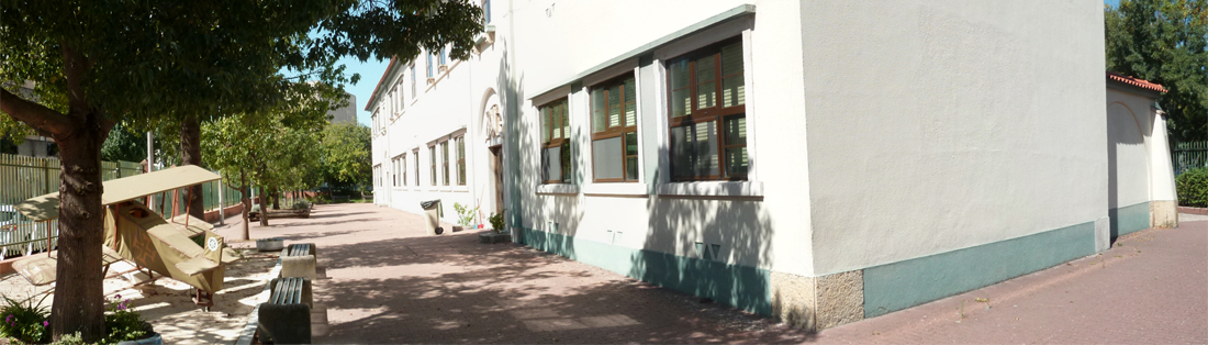 Escola Básica Roque Gameiro building exterior with playground