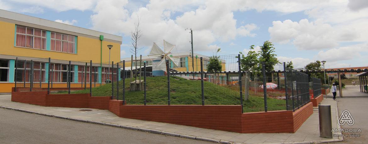 Exterior view of EB1\/JI\/Creche Aprígio Gomes preschool, showing the playground and school building