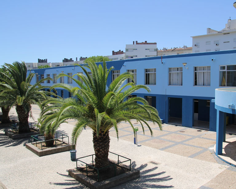 Alfragide Kindergarten exterior showing building and palm trees