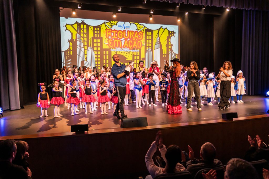 Alfragide Kindergarden students perform on stage in a dance recital