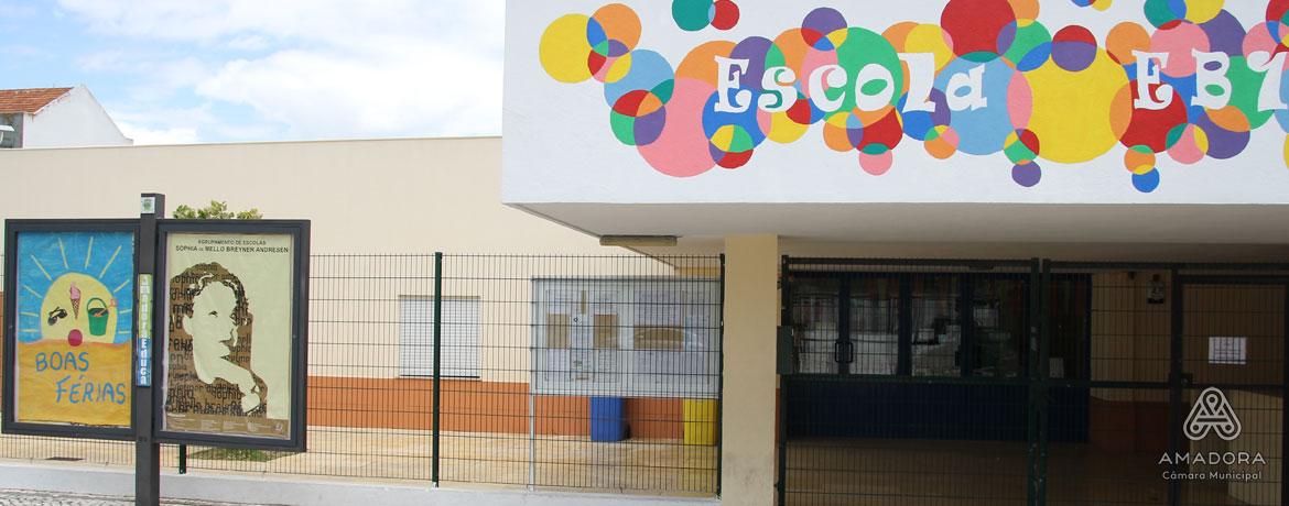 Exterior view of Escola EB1 Cerrado da Bica, featuring a colorful mural and school signage.