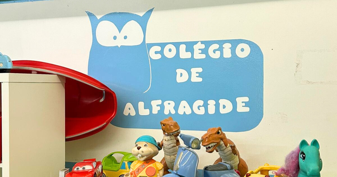 Colégio Jardim d’Alfragide school logo with toys