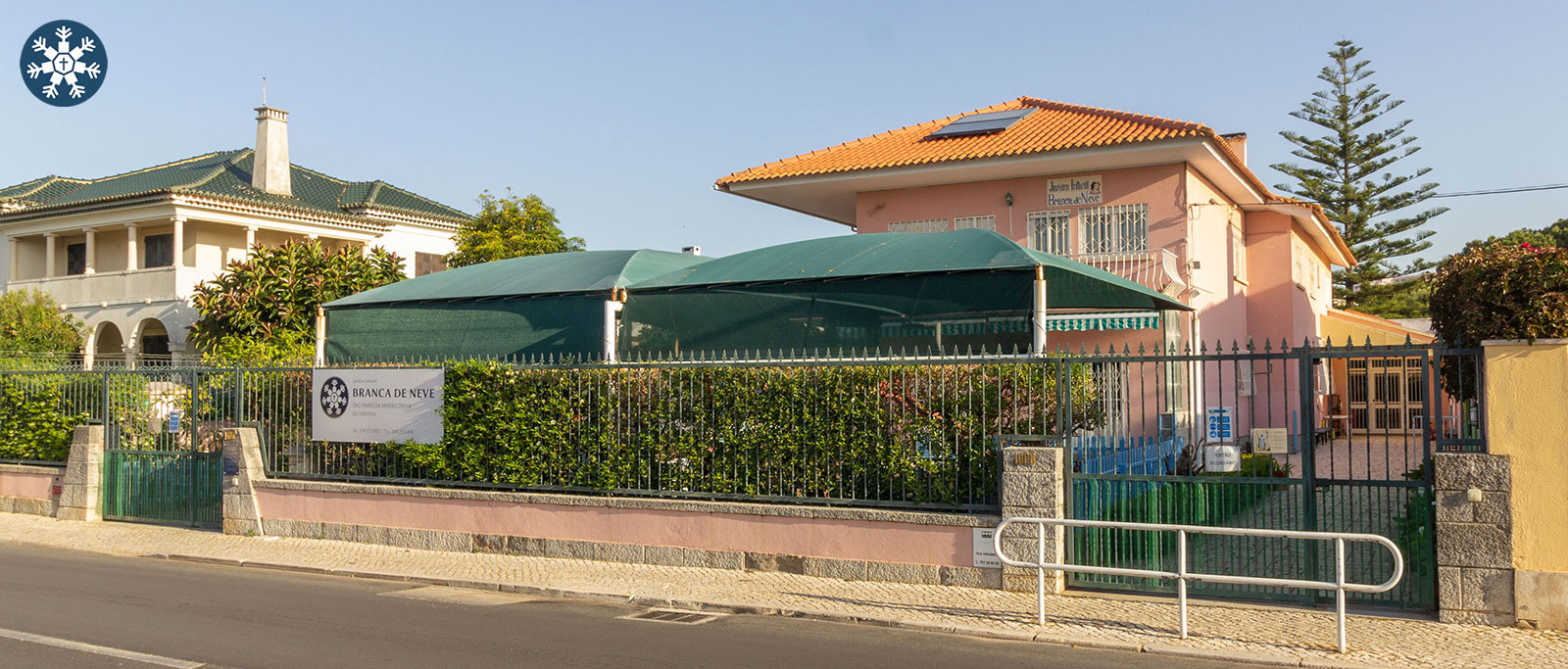Exterior view of Jardim Infantil Branca de Neve das Irmãs da Misericórdia preschool in Portugal