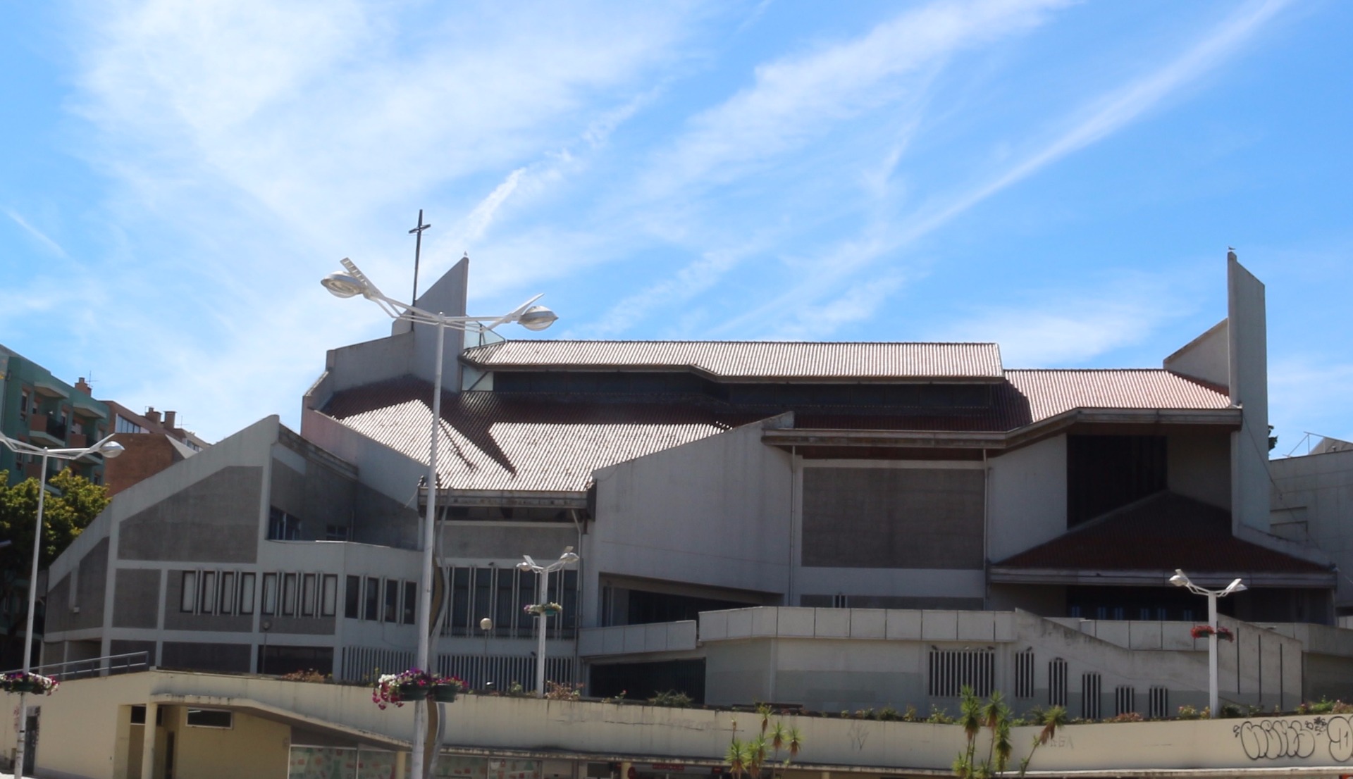 Exterior view of Creche de Santa Teresa do Menino Jesus, showing the school building's architecture and surrounding area.