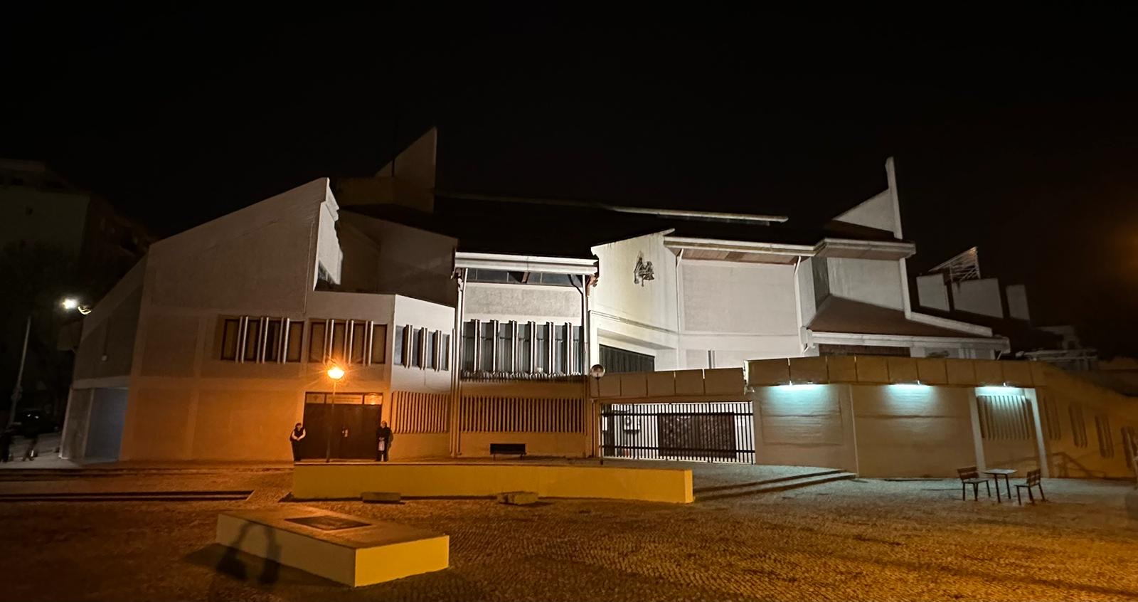 Night view of Creche de Santa Teresa do Menino Jesus - Centro Social e Paroquial de Almada building