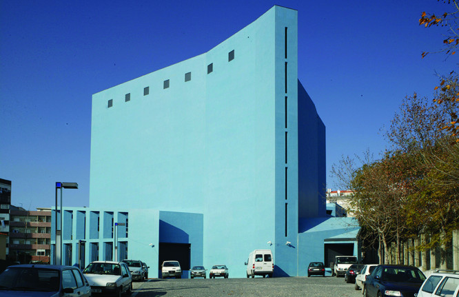 Exterior view of Externato O Pinguim school building