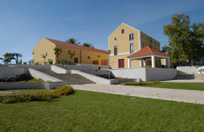 Exterior view of Externato O Pinguim school building