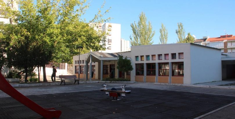 Jardim de Infância Álvaro de Campos exterior playground and building