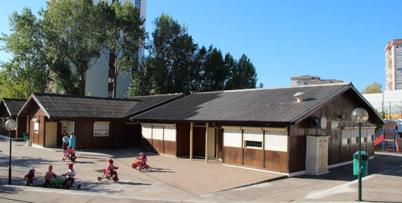Preschool children playing outdoors at Jardim de Infância Álvaro de Campos