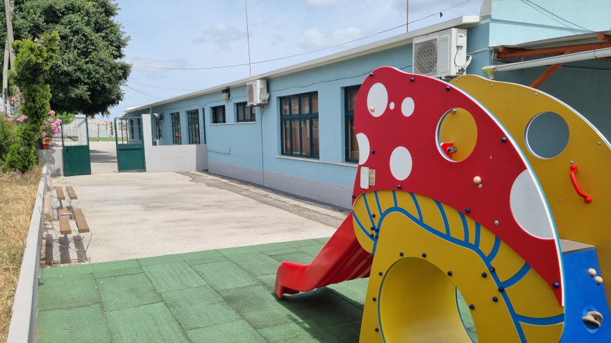 Jardim de Infância de São João da Talha playground with colorful mushroom-shaped slide