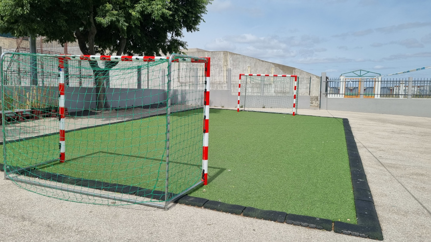 Artificial turf soccer field with goals at Jardim de Infância de São João da Talha preschool