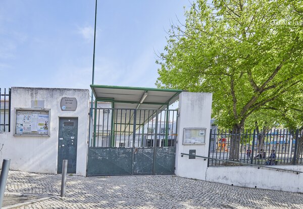 Exterior view of Jardim de Infância Alzira Beatriz Pacheco preschool, showing the entrance gate and surrounding area.