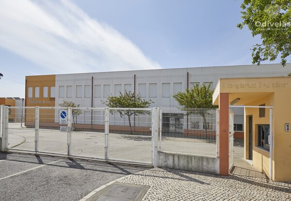 Exterior view of Jardim de Infância Alzira Beatriz Pacheco preschool, showing the building and playground.