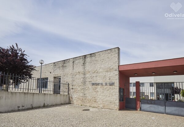 Exterior view of Jardim de Infância Alzira Beatriz Pacheco preschool, showing the school's entrance and building.