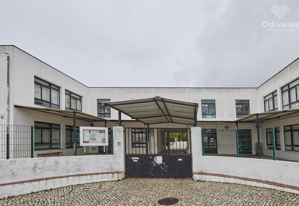 Exterior view of Futura Creche NINONI preschool, showing the building's entrance and playground.