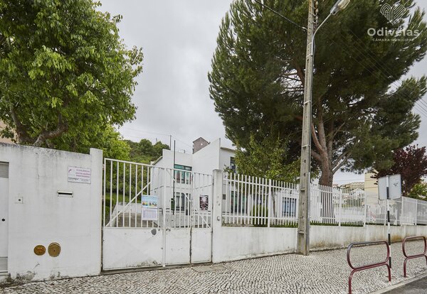 Exterior view of Futura Creche NINONI preschool, showing the white building and gate.