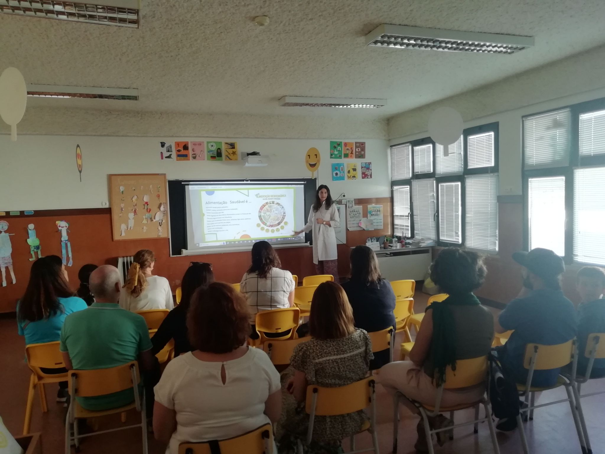 Parents attending a presentation at School Luís de Sttau Monteiro